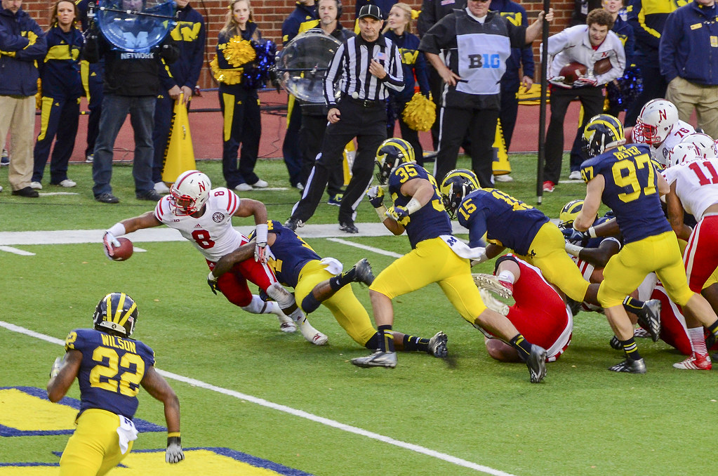 孙颖莎的身体柔韧性太好了，膝盖不弯，就这样直下去系鞋带，没几个人能做到吧