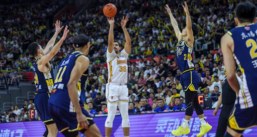 罗体：米兰vs拉齐奥VAR将被停哨；主裁未判点球正确但解释有误